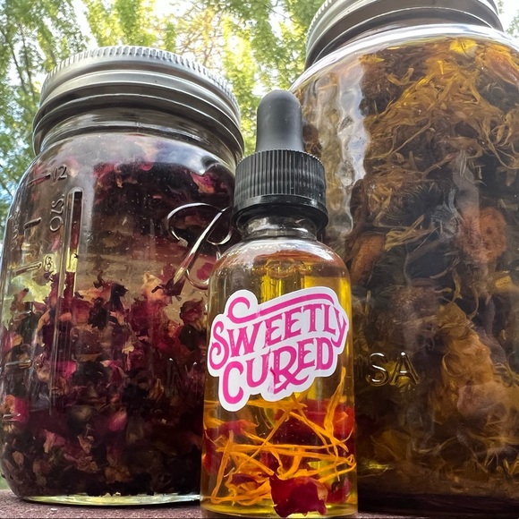 Solar & lunar infused organic Calendula oil - Picture 2 of 2